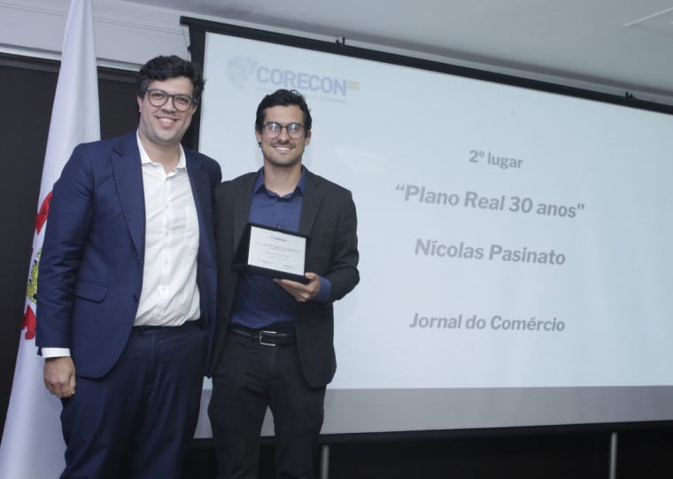 Repórter Nícolas Pasinato (d) recebeu distinção do presidente do Corecon-RS, Bruno Lanzer