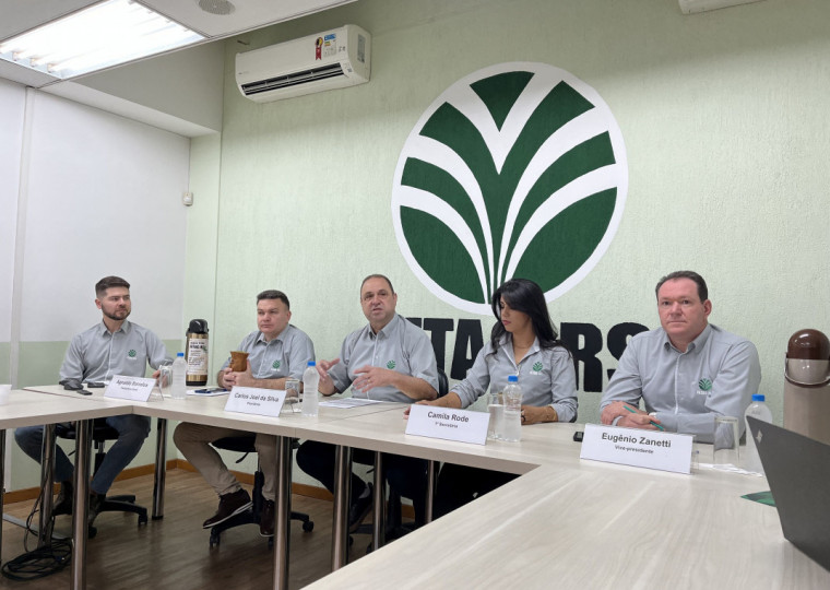 Carlos Joel da Silva (ao centro) vê com preocupação demora na implementação de medidas prometidas pelo governo