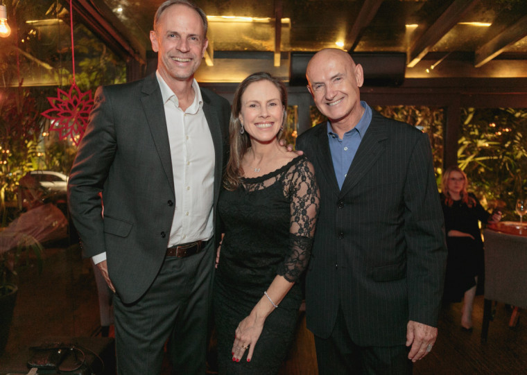 Cristiano e Caren Richter com Beto Conte no jantar que comemorou os 30 anos de Grand Tours - viagens de imersão cultural, da Trip Travel, no Le Bistrot Gourme