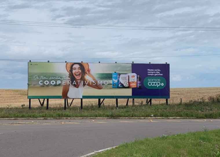 Outdoor já está à beira das estradas, como na Rota do Sol, uma das principais ligações do Litoral à Serra