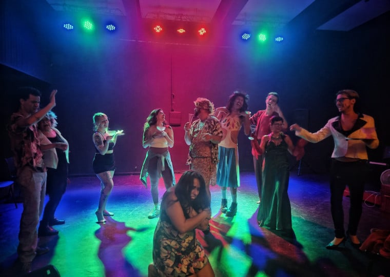 Resultado do 15º Lab Cênico Leo Maciel, a peça é um melodrama inspirado em novelas mexicanas e na estética dos filmes de Pedro Almodóvar