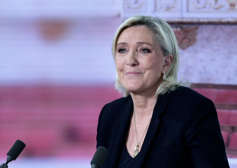 Le Pen defendeu que &eacute; poss&iacute;vel aprovar um novo or&ccedil;amento para 2025 em apenas algumas semanas