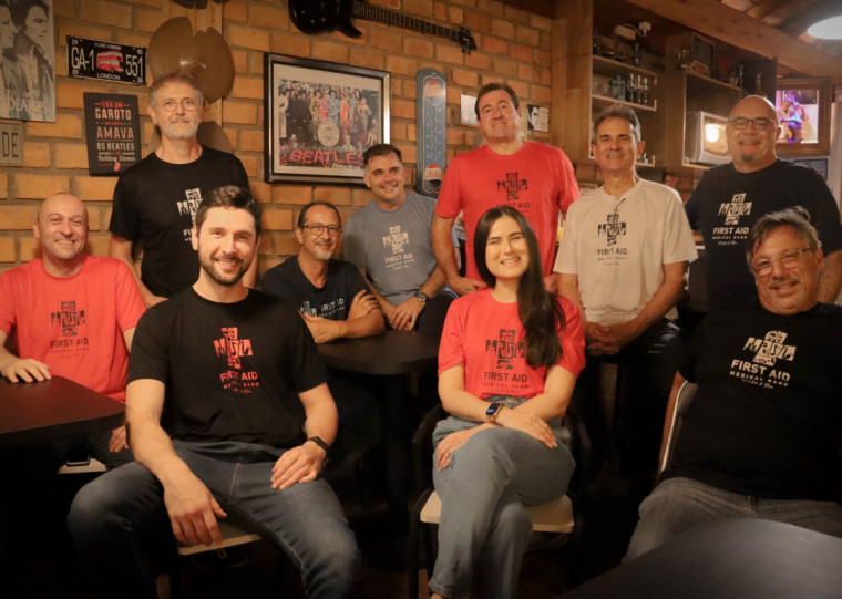 A banda First Aid Medical Band vai subir no palco do Sixteen Station Pub