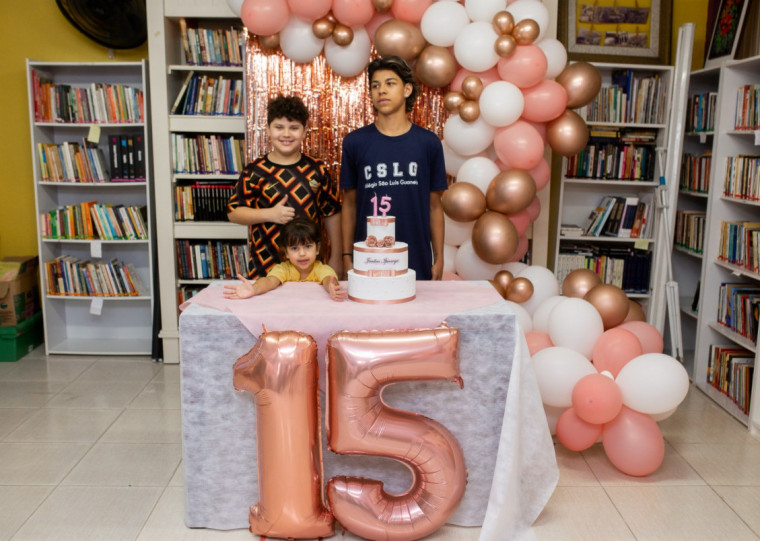Irm&atilde;os Ryan (dir) e Allana e o primo Le&ocirc;nidas acompanharam a festa de 15 anos da escolinha 