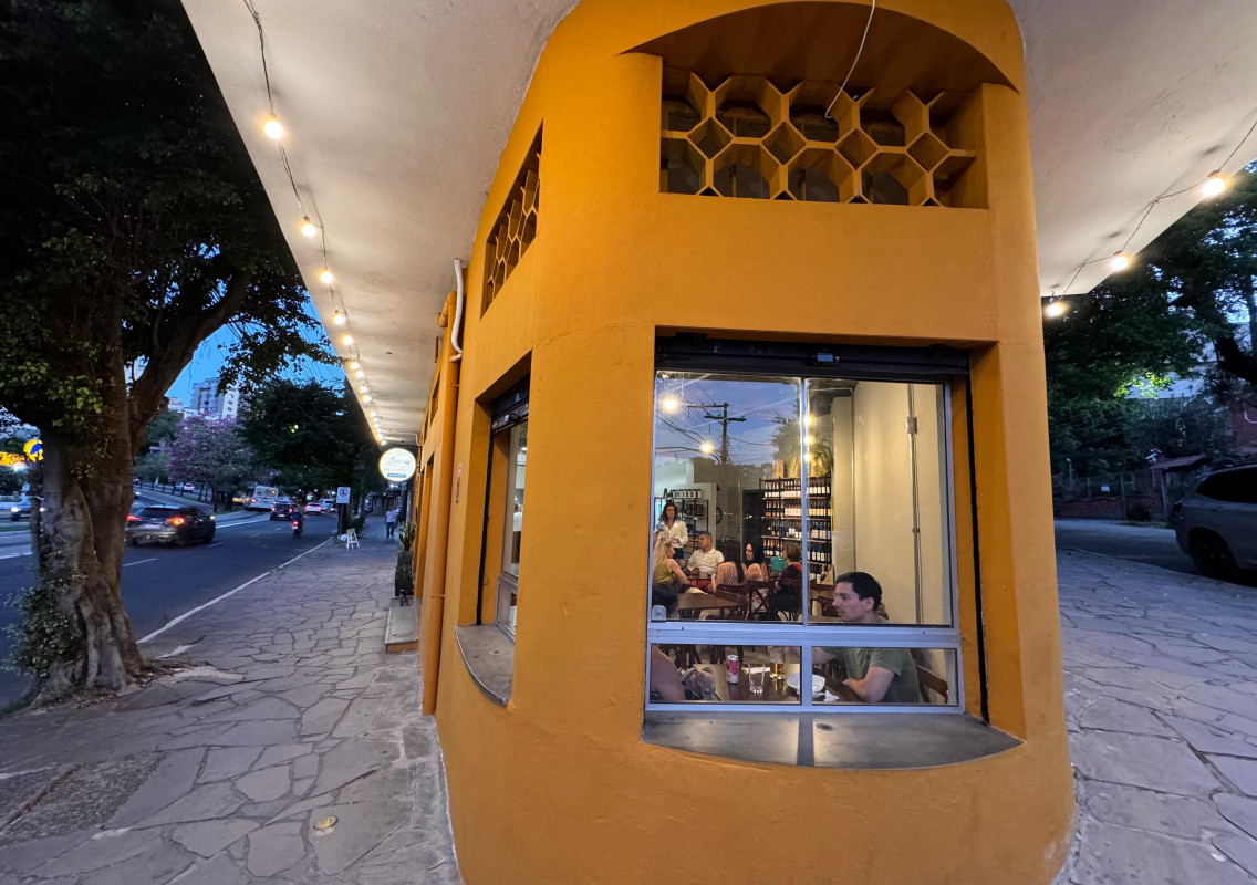 Famosa esquina ganhou nova cor e ambiente interno, com p&uacute;blico que j&aacute; come&ccedil;a a frequentar | PATR&Iacute;CIA COMUNELLO/ESPECIAL/JC