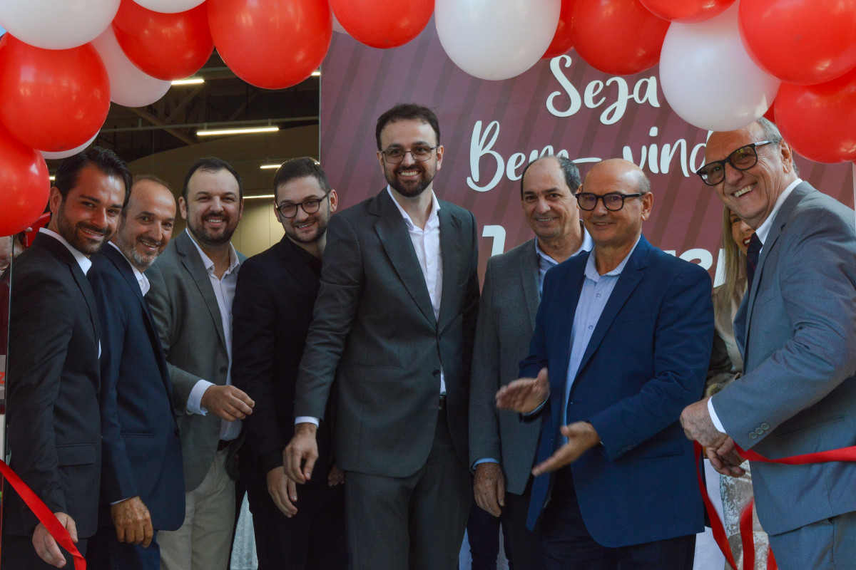 Direção da rede e convidados participaram do ato de inauguração da loja na quinta-feira (5) | SUPERMERCADOS VIEZZER/DIVULGAÇÃO/JC