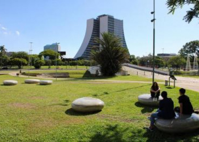 Bancos e lixeiras menos vulneráveis à chuva e ao sol estão sendo instalados em praças e parques