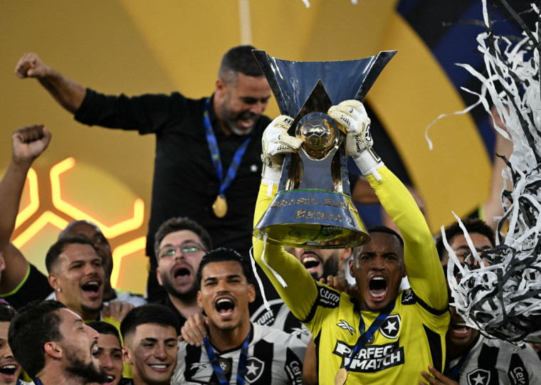 Fogão ergue a taça do Brasileirão dias após conquistar a Copa Libertadores
