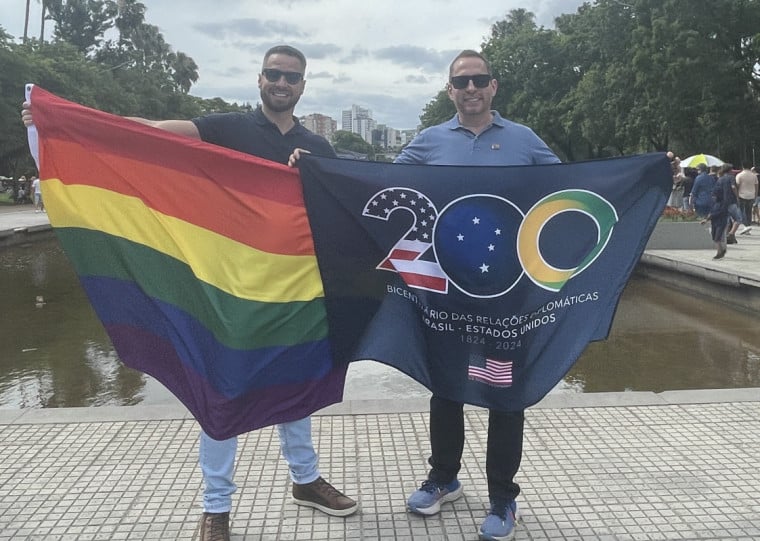 C&ocirc;nsul-geral dos EUA em Porto Alegre, Jason Green, participa da Parada Livre acompanhado de seu marido