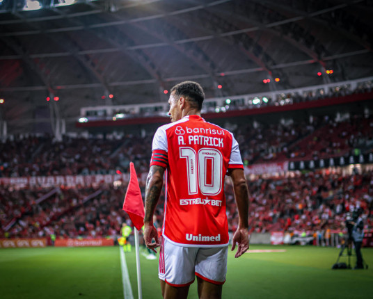 Bola de Prata premia Bernabei e Alan Patrick na seleção do Brasileiro