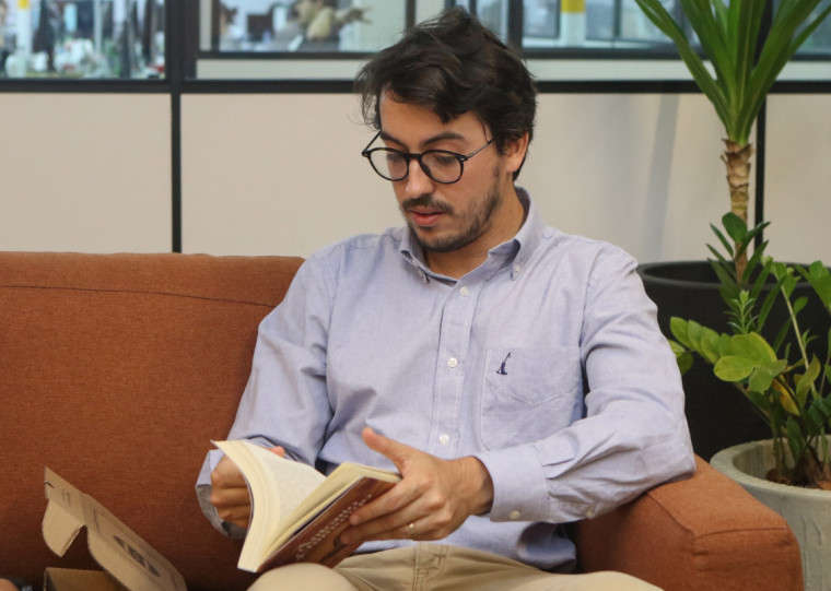 Terceira edição da obra sobre o universo gauchesco foi lançada nesta sexta-feira (6), em Bagé, e conta com novos elementos, incluindo a presença feminina