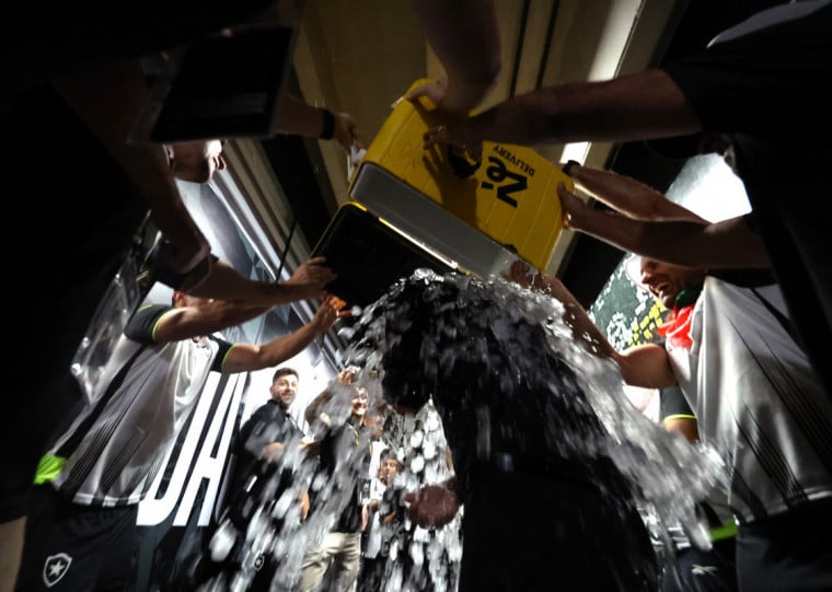 |Coolers foram trazidos a campo logo após o apito final do jogo decisivo
