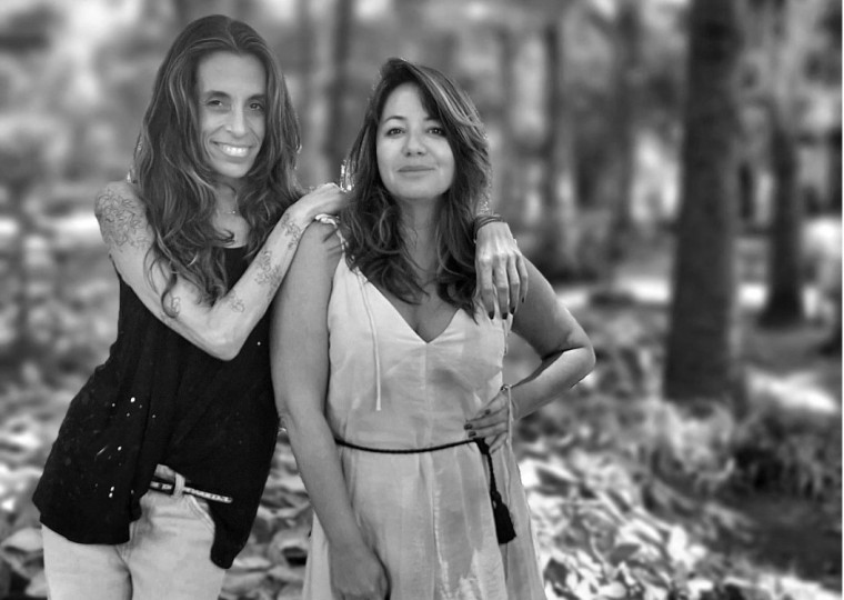 A psicóloga e yoguini Ana Luisa Guedes e a advogada e artista Heloísa Medeiros assinam a autoria da obra