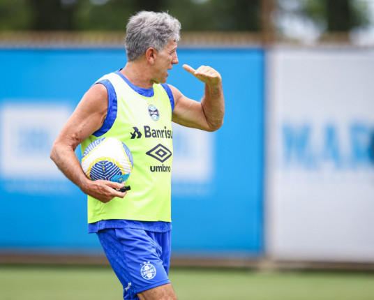 Com direito a festa, Renato Portaluppi se despede da torcida no aeroporto
