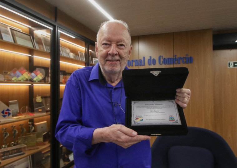 Colunista recebeu placa na redação do JC