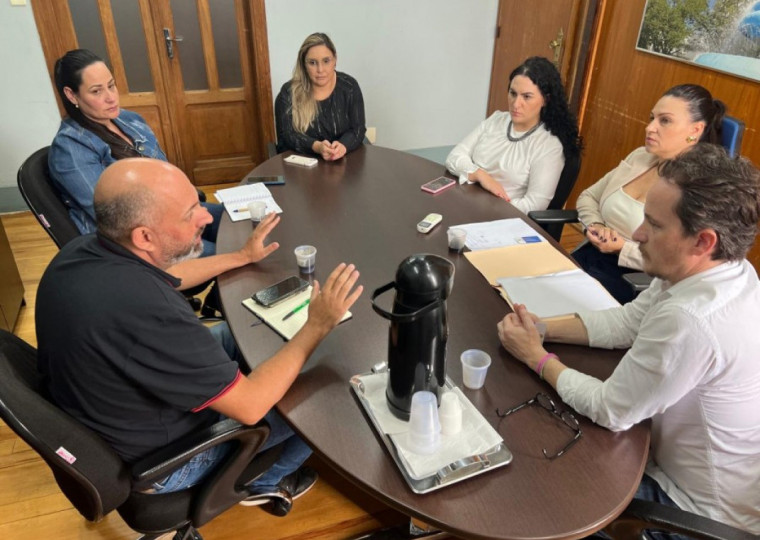 Reunião entre prefeitura e sindicato buscou opções para ressarcir 28 empregados desligados por mensagem