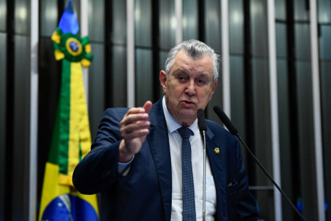 Solidariedade e cobrança após temporais no RS