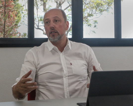 Sem debêntures, Barcellos aposta na venda de ativos para estancar a dívida do Inter