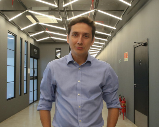 Teste, se aprofunde e fique longe das promessas vagas, sugere Geromel sobre IA