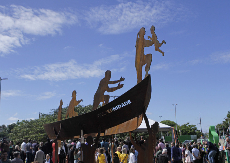 Com mais de 4 metros de altura, o monumento retrata 12 figuras humanas em um ato heroico