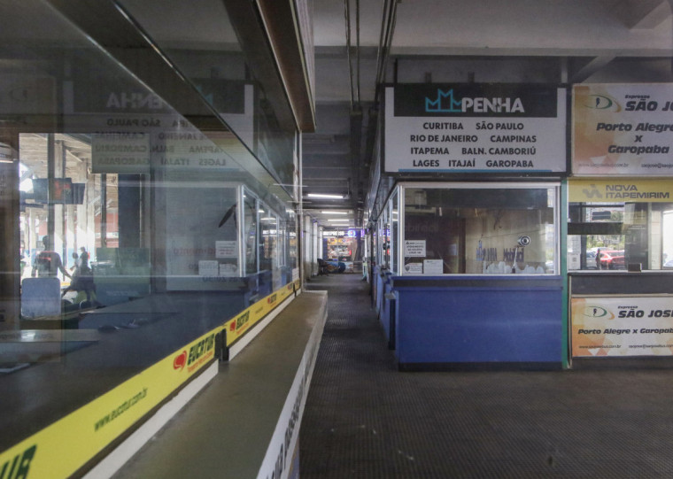 Local destinado a venda de passagens interestaduais está fechado desde as enchentes 