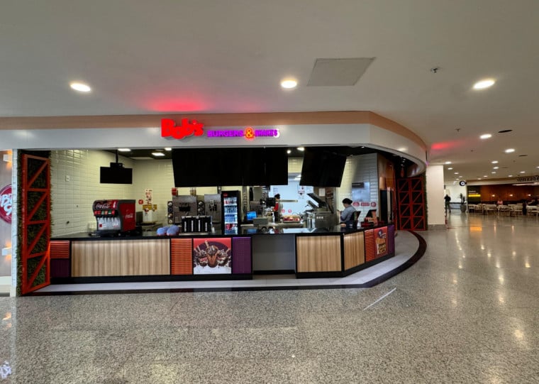 Rede de fast-food brasileira estreou na retomada dos voos na Capital