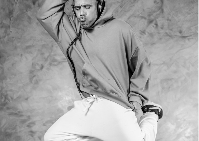 Espetáculo dançante, que mistura encontro, aula e festa, tem sessão única nesta terça-feira (17), com entrada franca