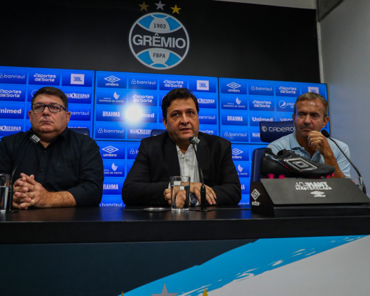 Com a presença de Guerra, Grêmio apresenta departamento de futebol para 2025