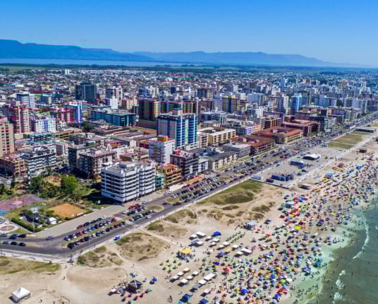 Litoral Norte vira destino permanente e aquece economia de cidades costeiras no RS