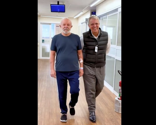 Lula posta vídeo caminhando no hospital após cirurgia