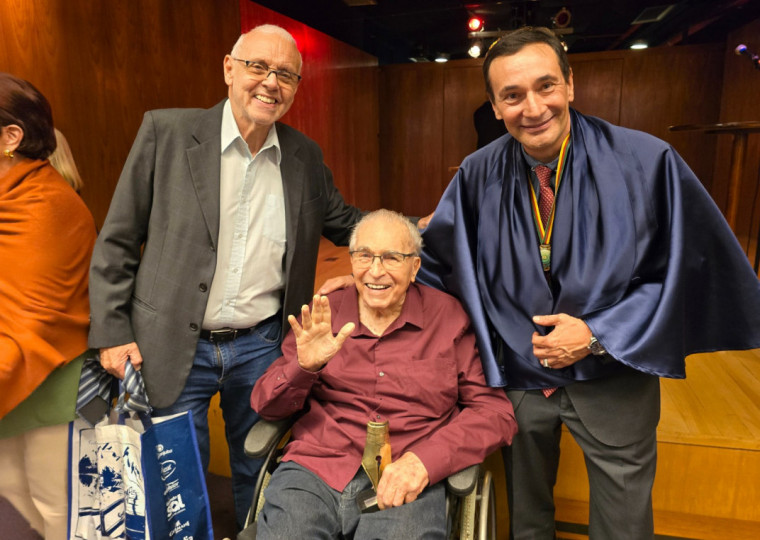 Ostermann recebeu o Troféu Escritor do Ano, em evento da Instituição, que premiou as melhores obras de 2024 