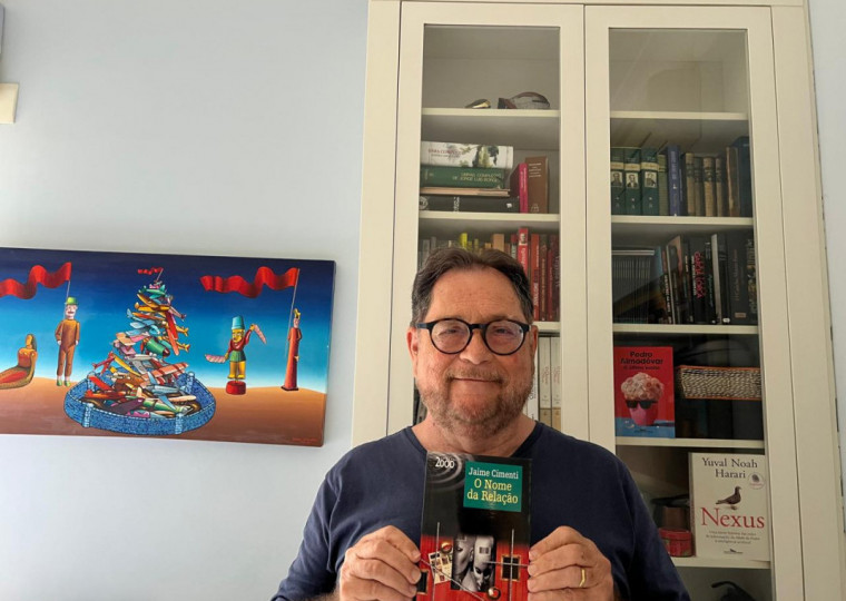 Jaime Cimenti guarda acervo de mais de 25 mil livros em apartamento