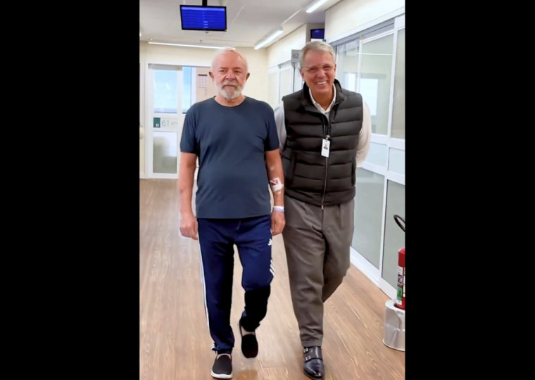 No vídeo, Lula caminha pelo hospital ao lado do seu médico