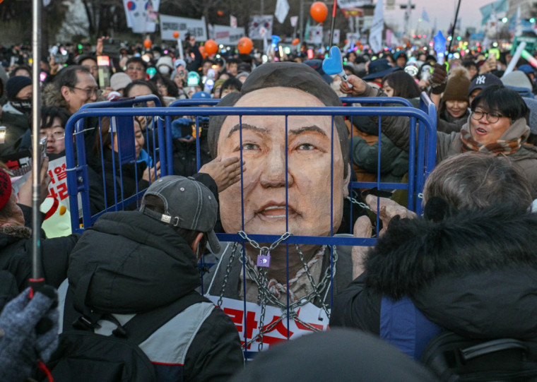 Manifestantes a favor do impeachment levaram boneco o presidente atrás das grades para celebrar a decisão