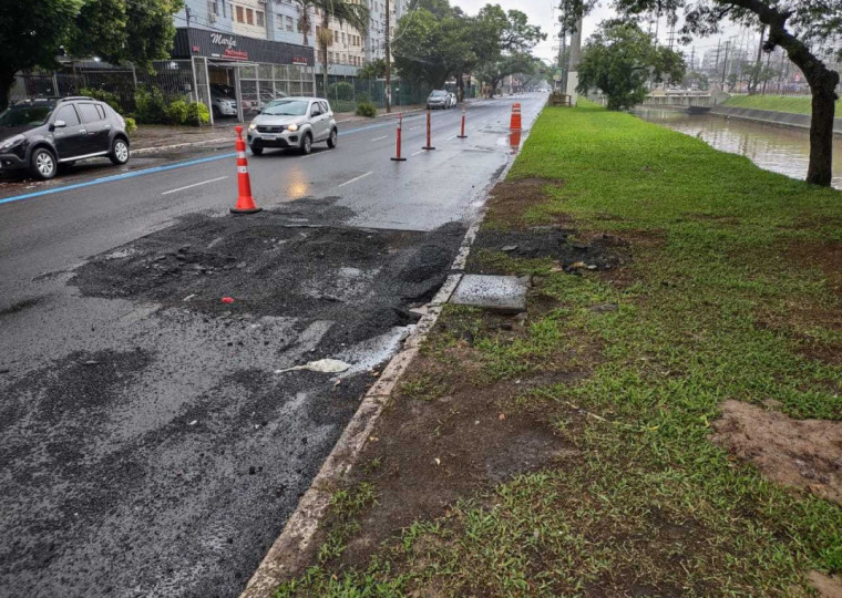 Há um buraco na avenida Ipiranga próximo a rua Veador Porto 