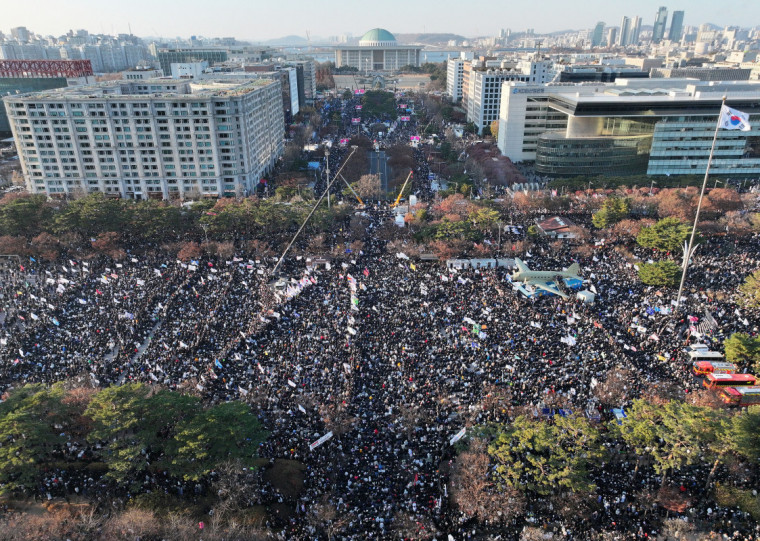 Milhares foram às ruas de Seul comemorar a queda de Yoon Suk Yeol