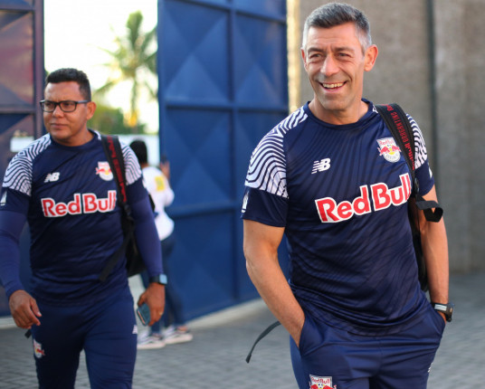 Livre no mercado, Pedro Caixinha vira o ficha um para assumir o Grêmio