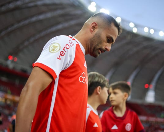 Thiago Maia, do Inter, ganha prêmio Fair Play no The Best por ajuda nas enchentes