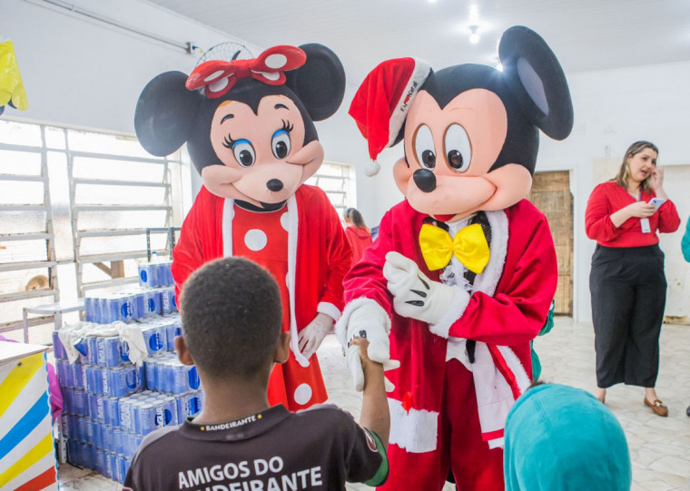 Os personagens da Disney entregaram presentes às crianças da Ilha do Pavão 