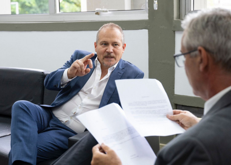 Secretário Maurício Cunha (e) apresentou iniciativa a Mauro Pinheiro