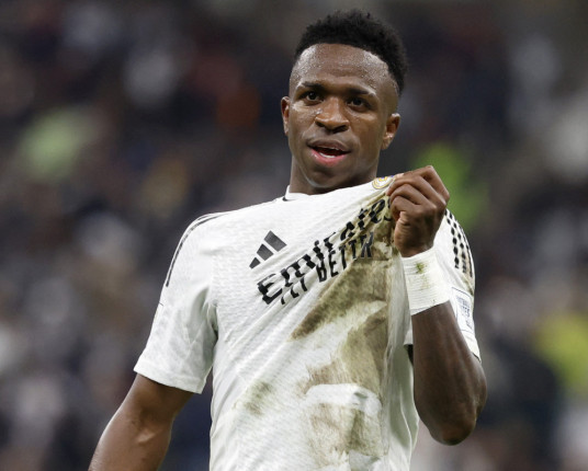 Jornal espanhol diz que futuro de Vini Jr. no Real é 'incógnita'