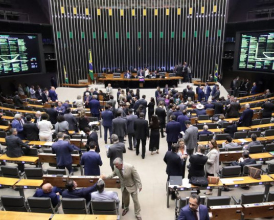 Câmara aprova texto-base de projeto de contenção de gastos do governo Lula