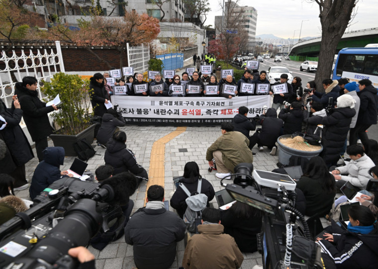 Manifestantes pedem a prisão do presidente sul-coreano afastado