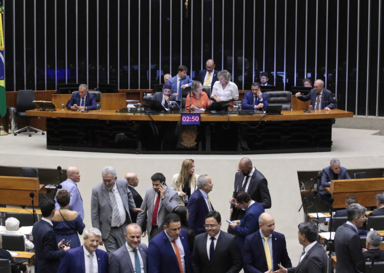 Congressistas votaram matéria na última semana antes do recesso 