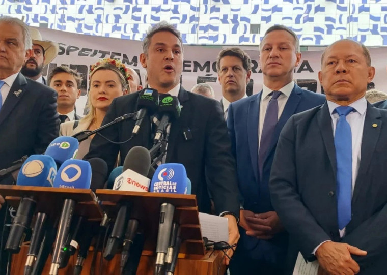 Deputado federal gaúcho, Zucco (ao centro) foi confirmado como novo líder da oposição nesta quarta-feira 