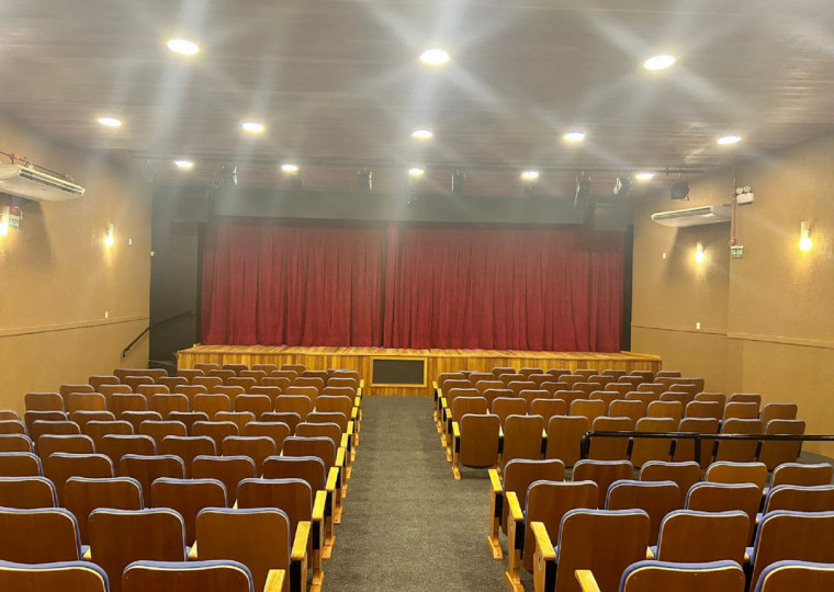 Além de ganhar mais cadeiras, espaço foi modernizado com a reforma do palco, troca do carpete e do piso