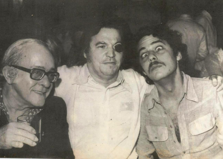 Encontro de gênios: Tom ao lado de Vinicius de Moraes e Chico Buarque, em foto datada de 1975 
