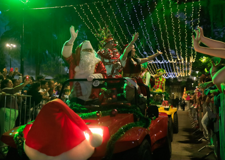 Papai Noel chega de buggy à praça Coronel Pedro Osório na noite desta terça-feira (17), evento que marcou a abertura do Pelotas Doce Natal