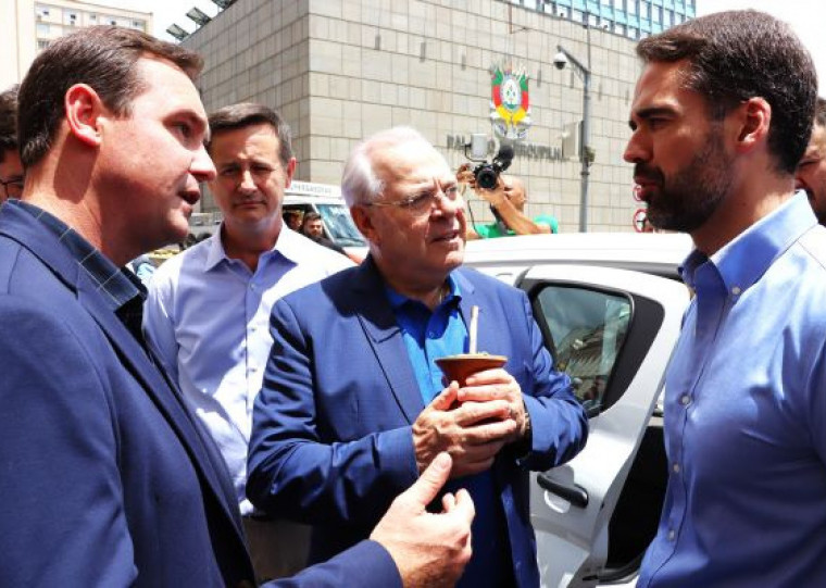 Entrega ocorreu em frente ao Palácio Piratini com a presença do secretário de Desenvolvimento Rural, Vilson Covatti