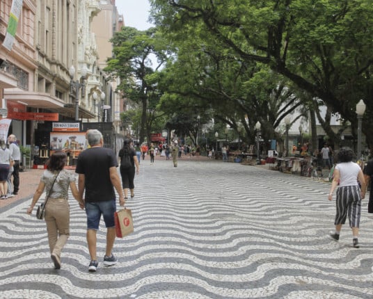 Endividamento de famílias no Rio Grande do Sul chega a 93%, aponta Fecomércio-RS